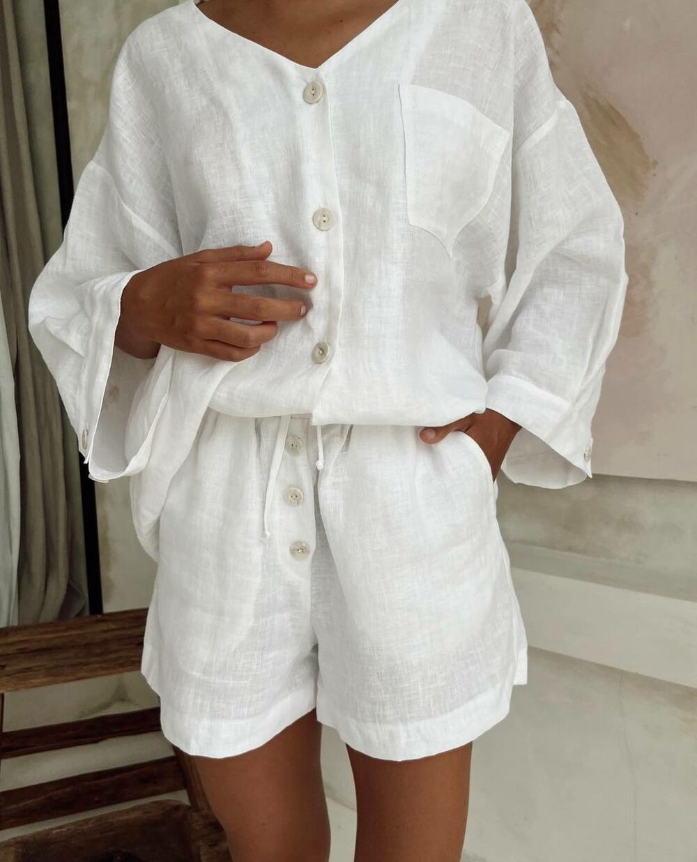 Костюм складається з сорочки та шорт, колір молочний