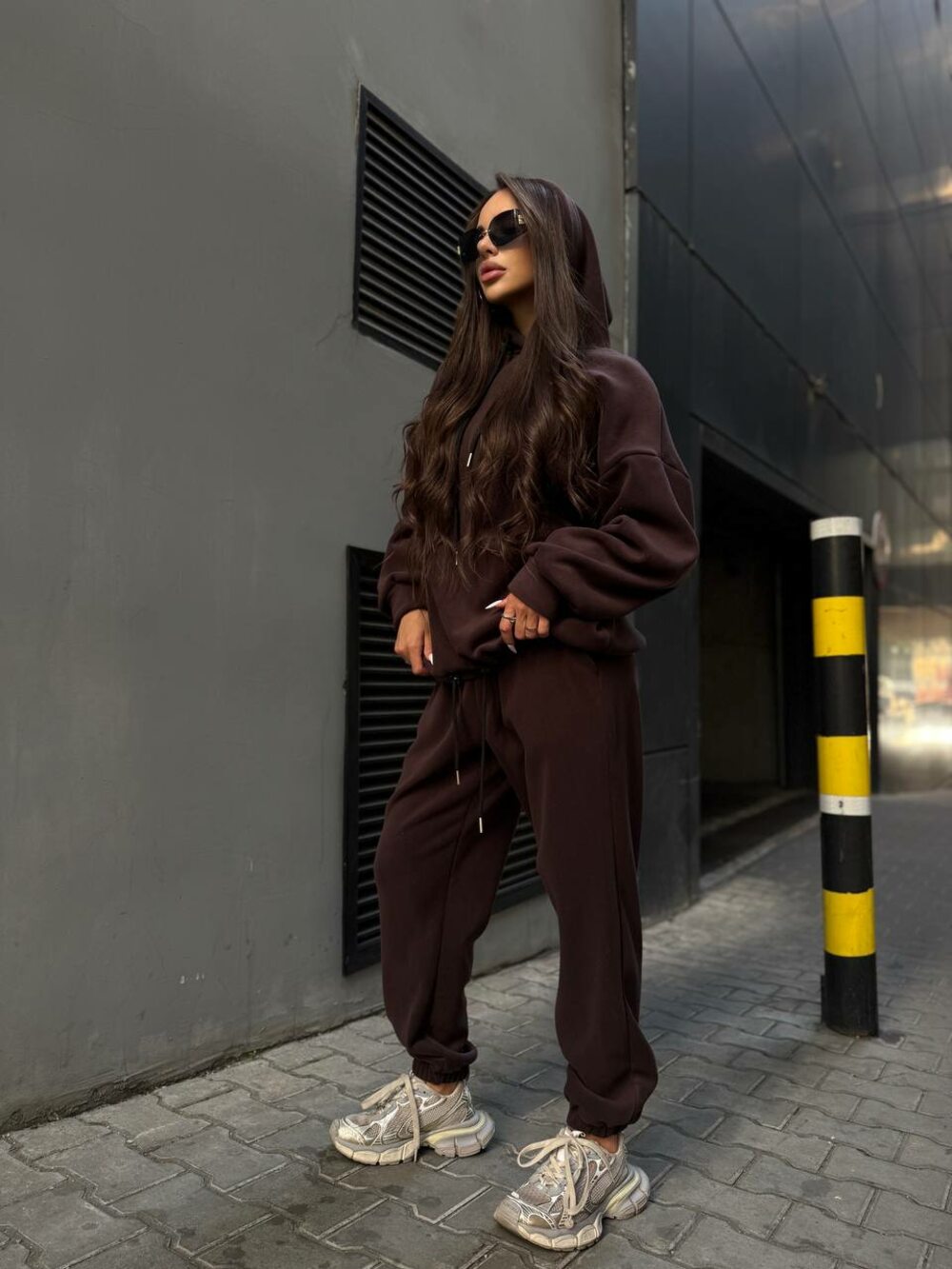 Костюм складається з худі та джогерів, колір шоколад