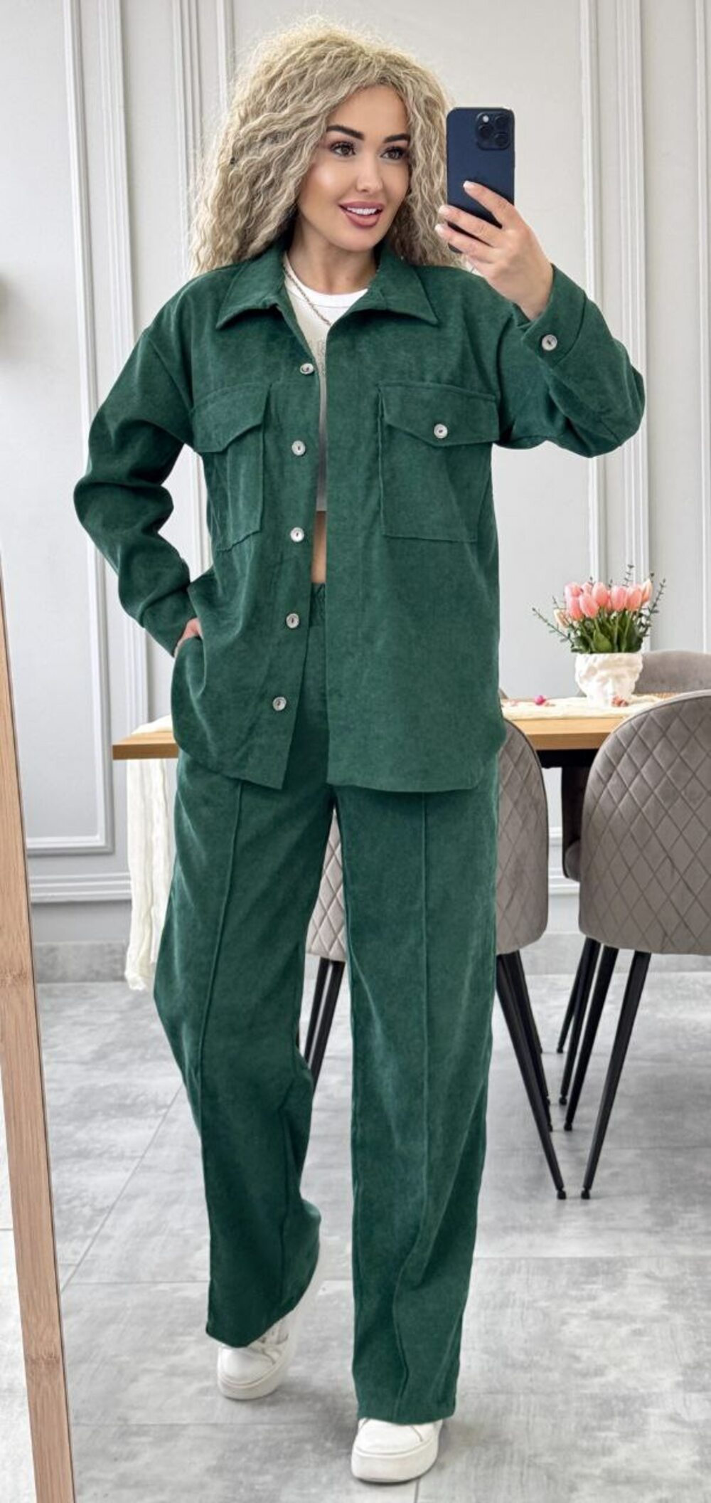 Костюм двійка складається з штанів та сорочки, колір зелений