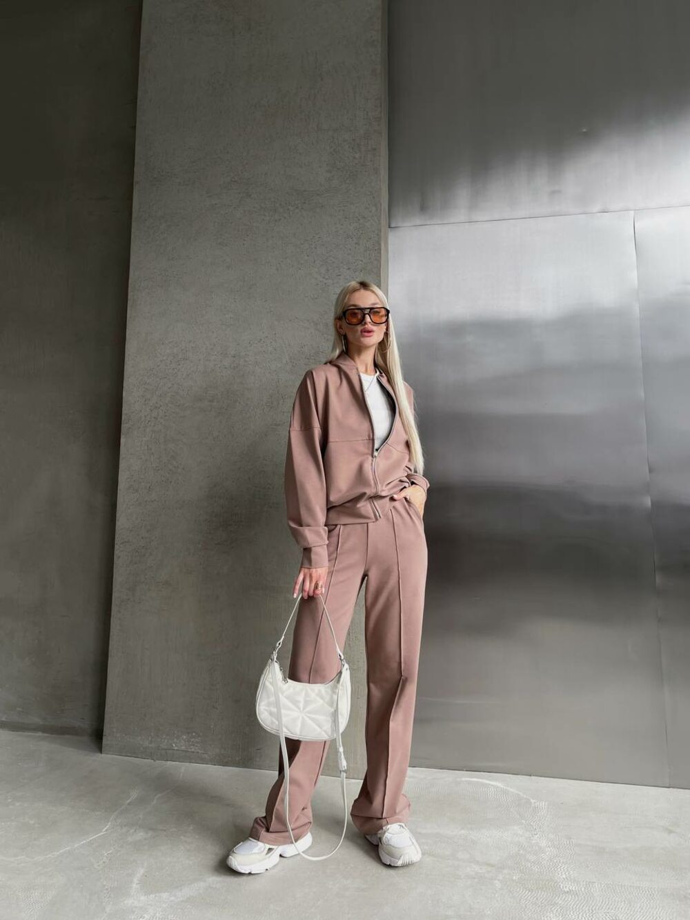 Костюм двійка складається з кофти та штанів, колір моко