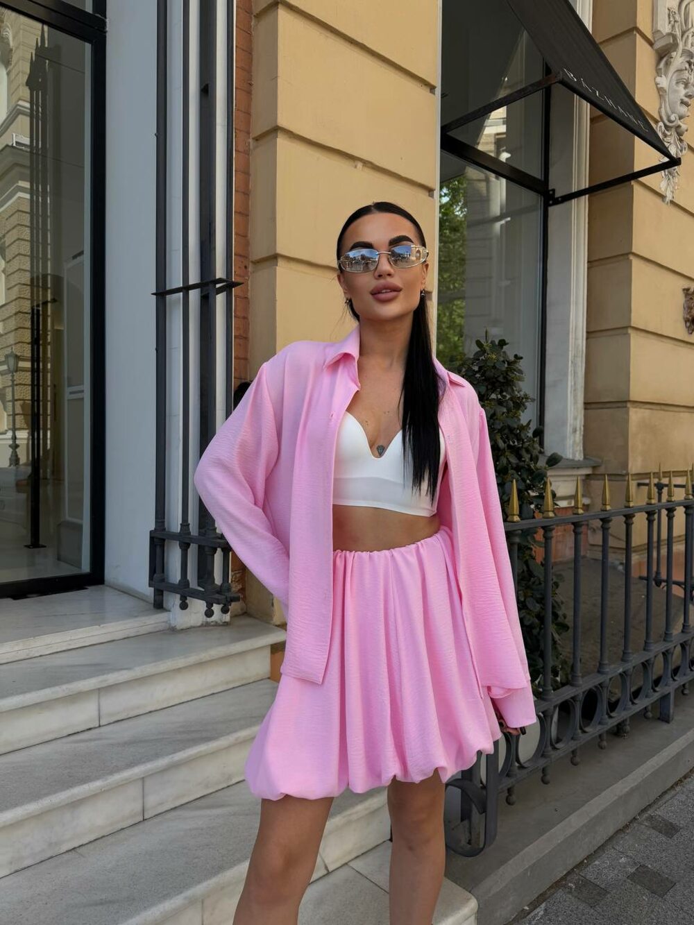 Костюм складається з сорочки та спідниці, колір рожевий