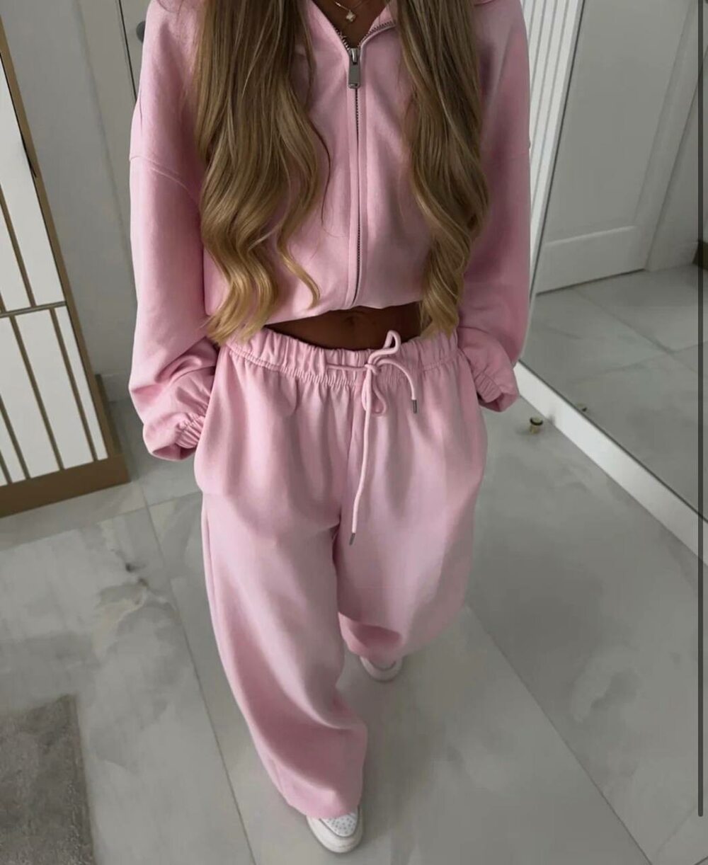 Костюм двійка складається з худі та штанів, колір рожевий