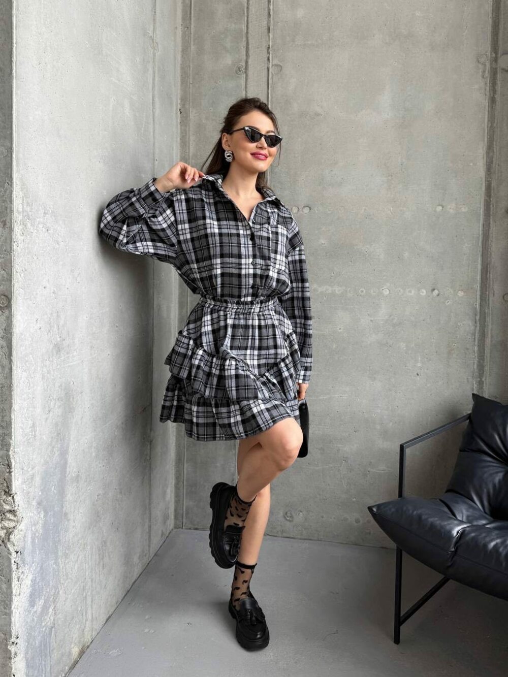 Супер зручний костюм з сорочки та спідниці. Сорочка на гудзиках, збоку накладної кишені. Спідниця з воланами, талія на резинці. Колір чорний.