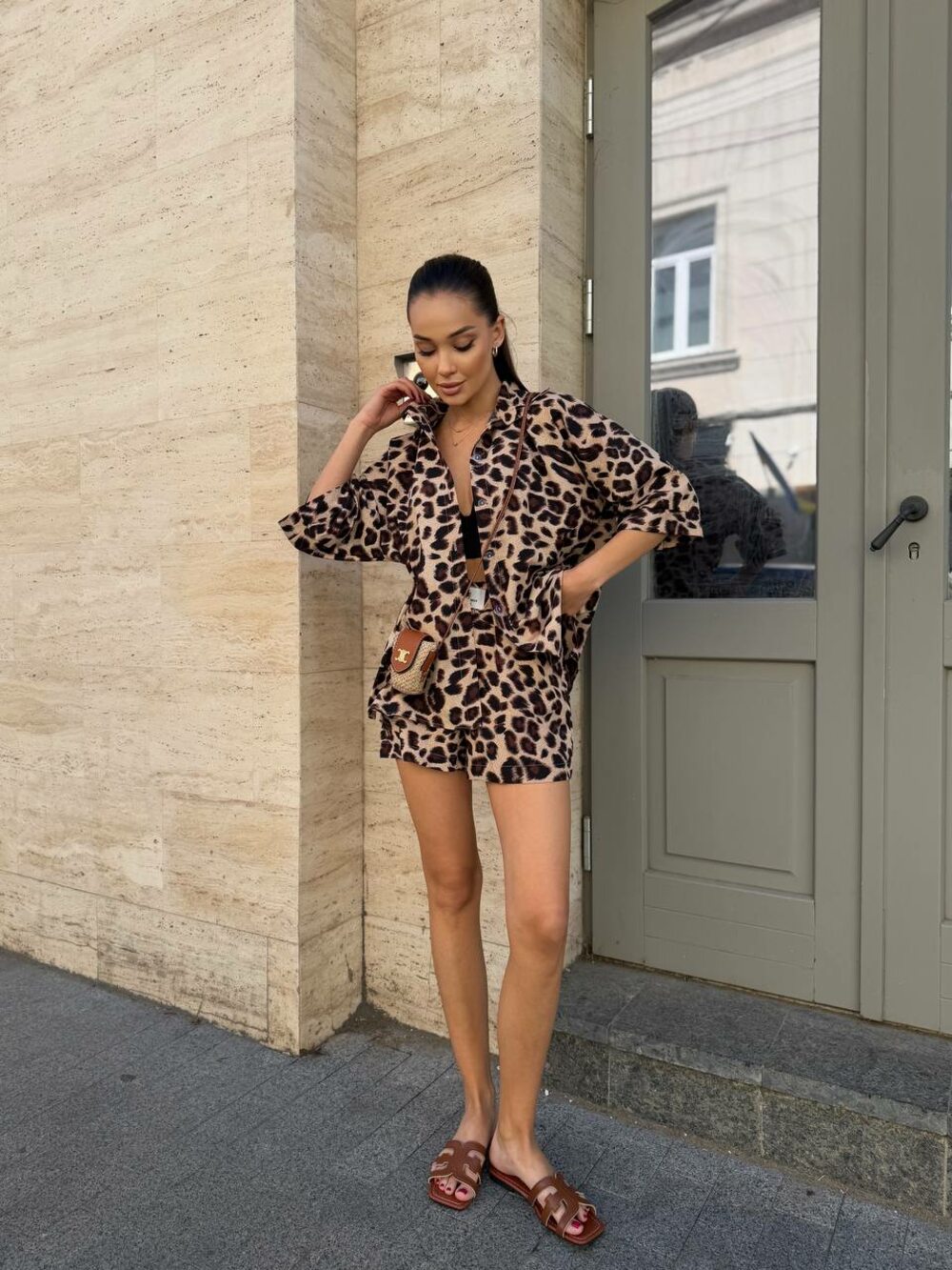 Костюм складається з сорочки та шорт, колір леопардовий