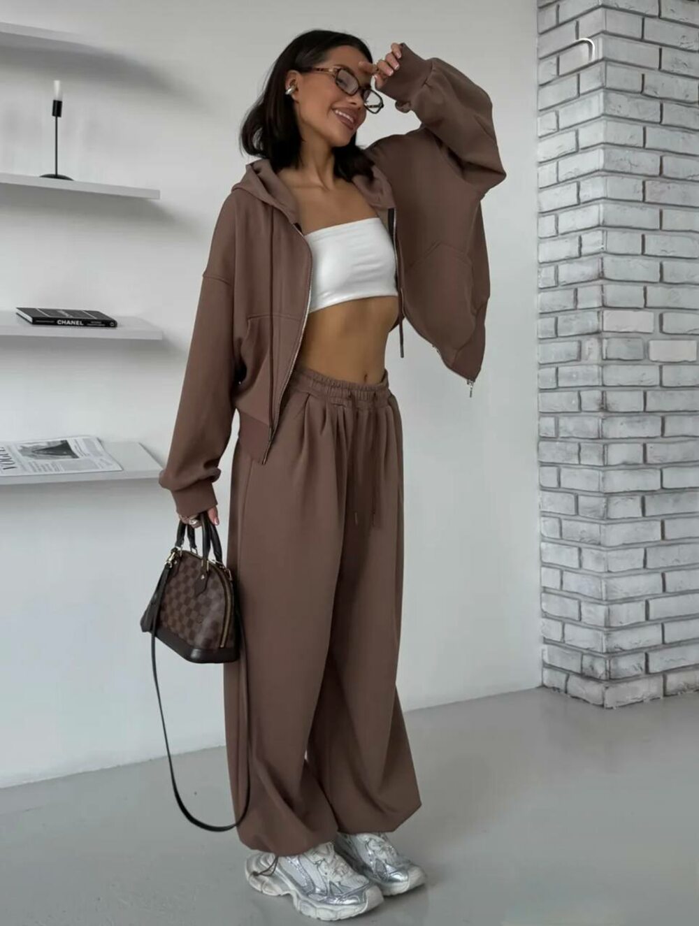 Костюм двійка складається з худі та штанів, колір моко