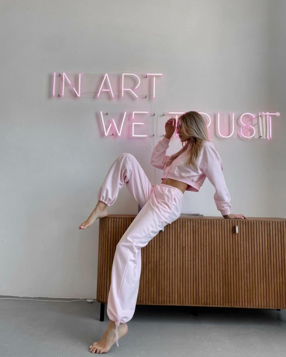 Костюм двійка складається з кофти і штанів, колір барбі