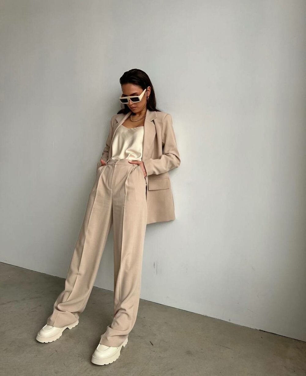 Костюм состоит из брюк палаццо и пиджака, цвет бежевый