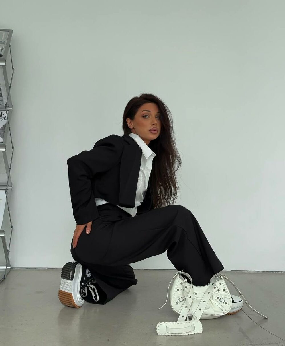 Костюм складається з брюк палаццо та вкороченого піджака, колір чорний