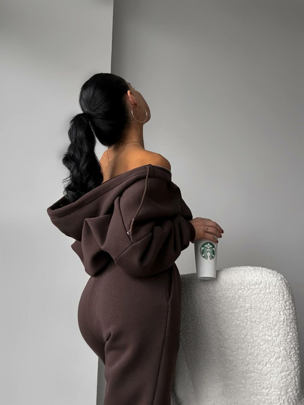 Костюм на флисе состоит уз укороченного худи и джогеров, цвет шоколад