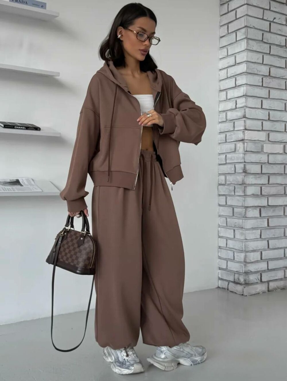 Костюм двійка складається з худі та штанів, колір моко