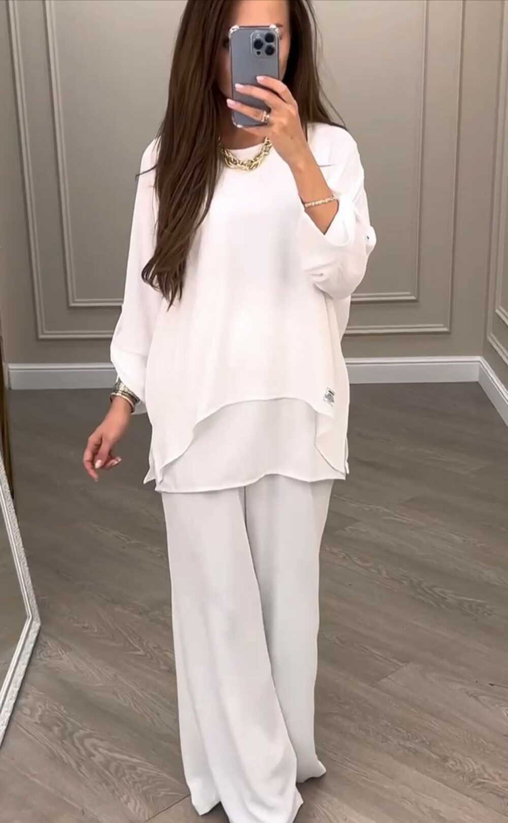 Костюм трійка складається з штанів, туніки та подовженої майки, колір чорний