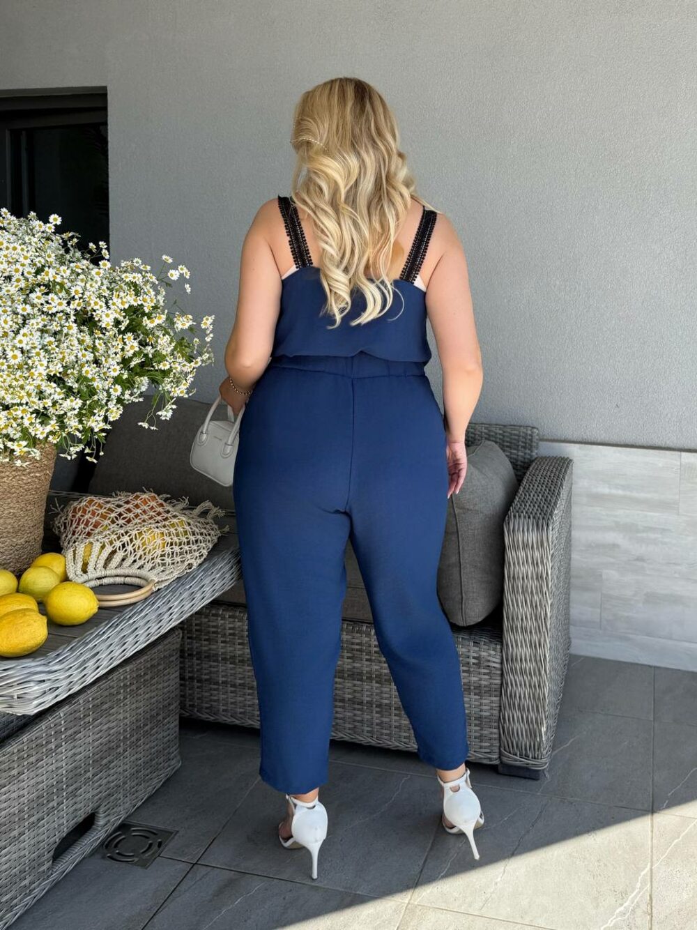 Костюм складається з штанів та кофточки на бретельках, колір синій