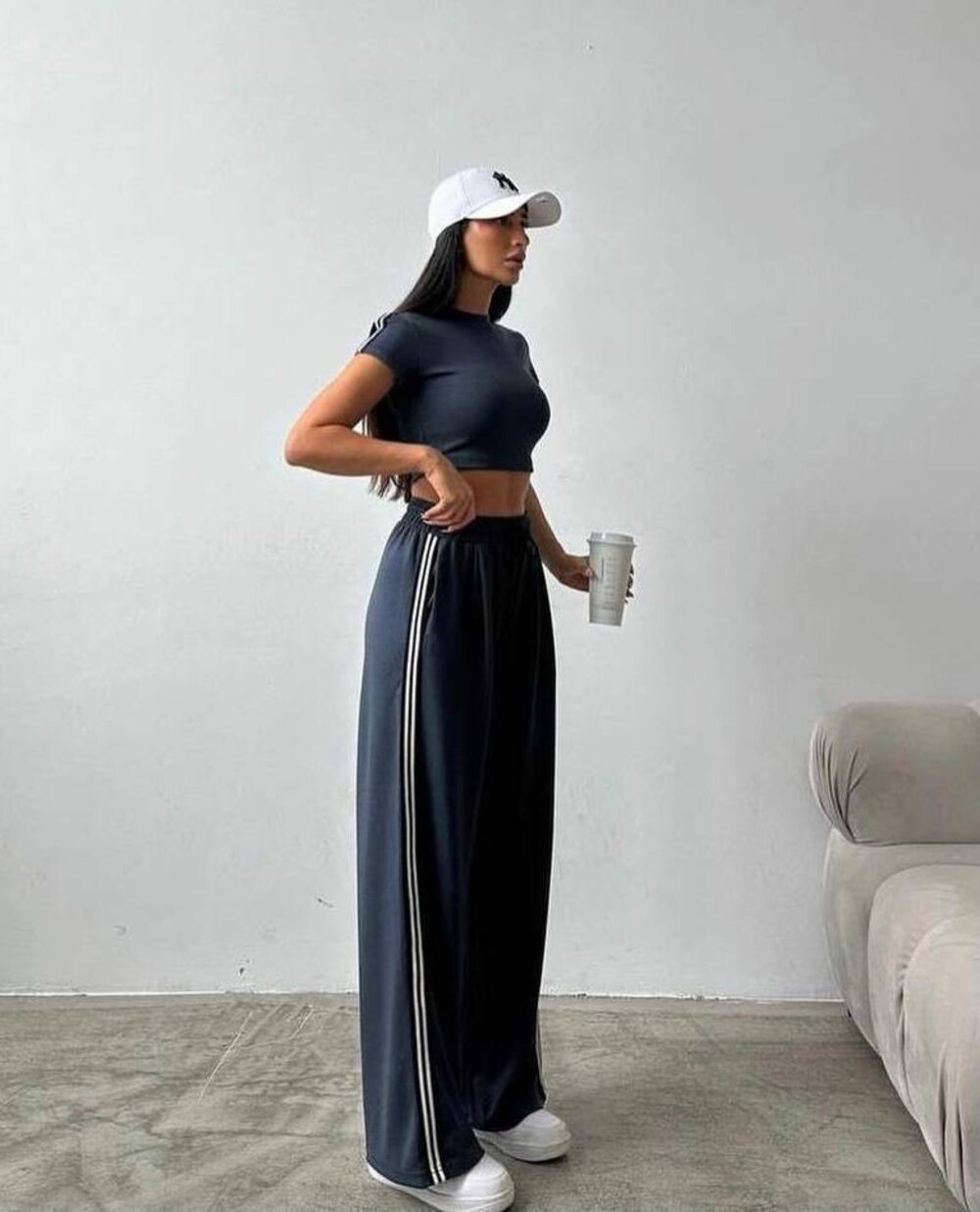 Спортивний костюм складається з укороченого топу та брюк з лампасами на гумці, колір графіт