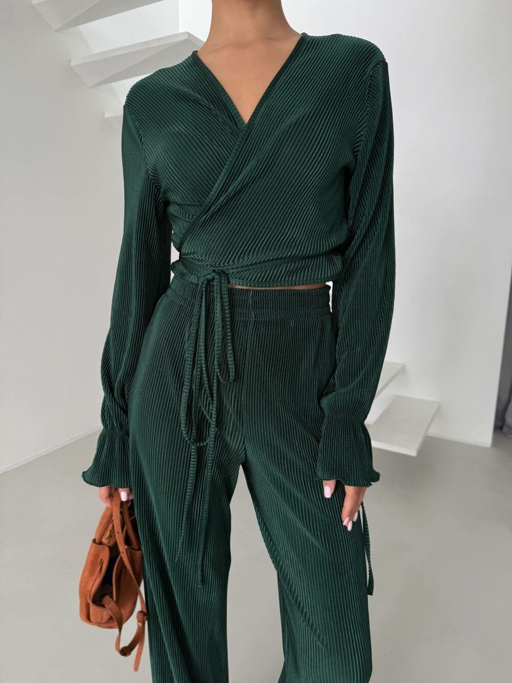 Костюм двойка состоит из брюк и топа на запах, цвет изумруд