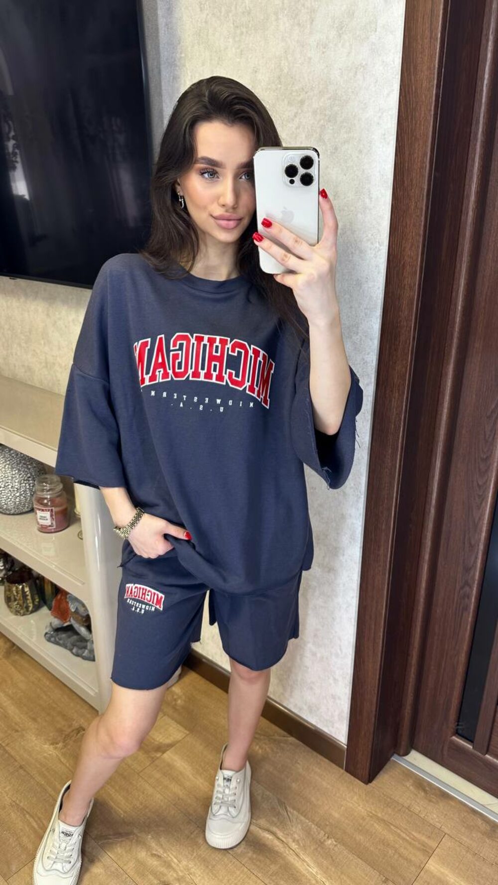 Костюм двійка складається з шортів і футболки, колір графіт