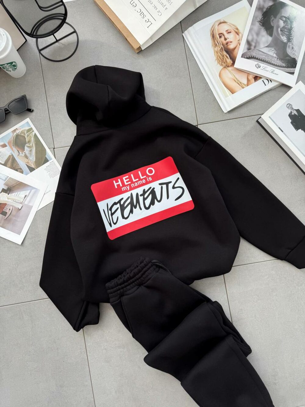 Костюм на флісі складається зі худі з капюшоном і штанів, кольори чорні, принт червоний