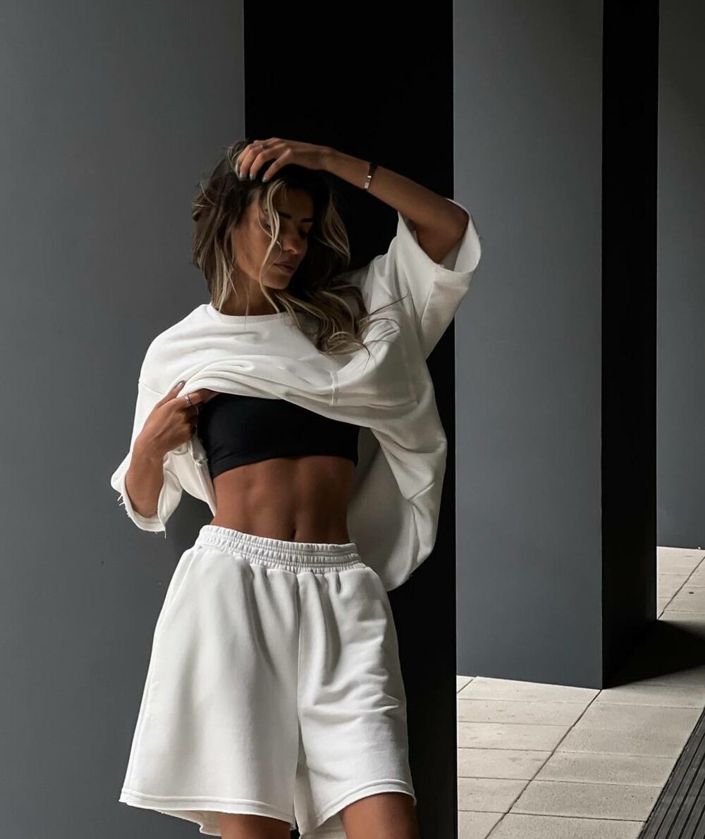 Костюм складається з футболки та шорт, колір молочний