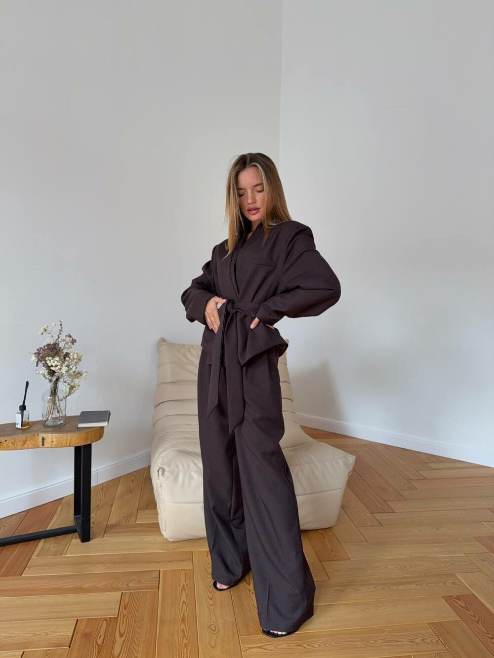 Костюм складається з піджака та штанів, колір шоколад.