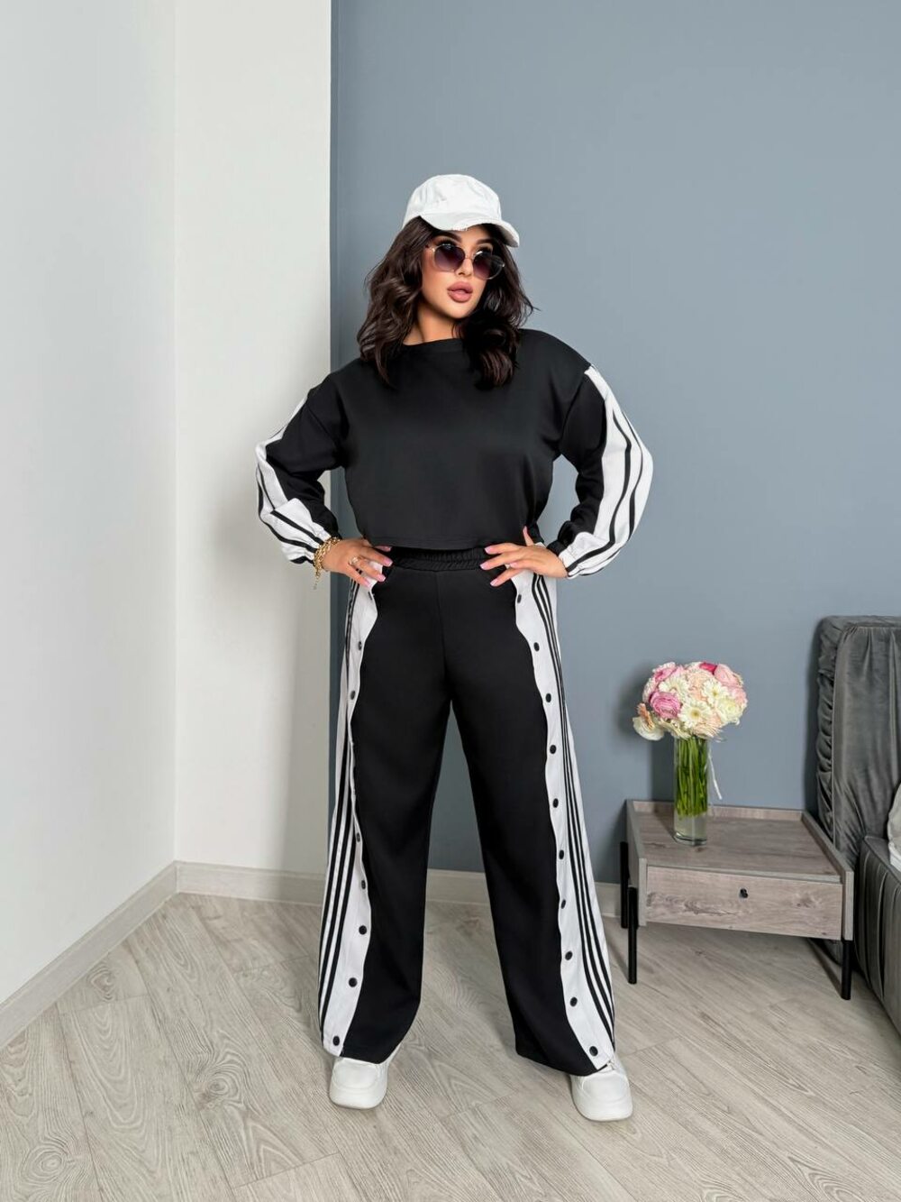 Костюм зі штанів та вкороченої кофти, колір білий