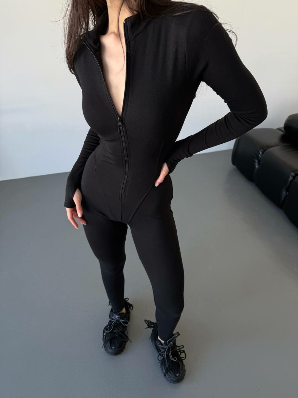 Комбінезон із блискавкою спереду та довгим рукавом, колір чорний