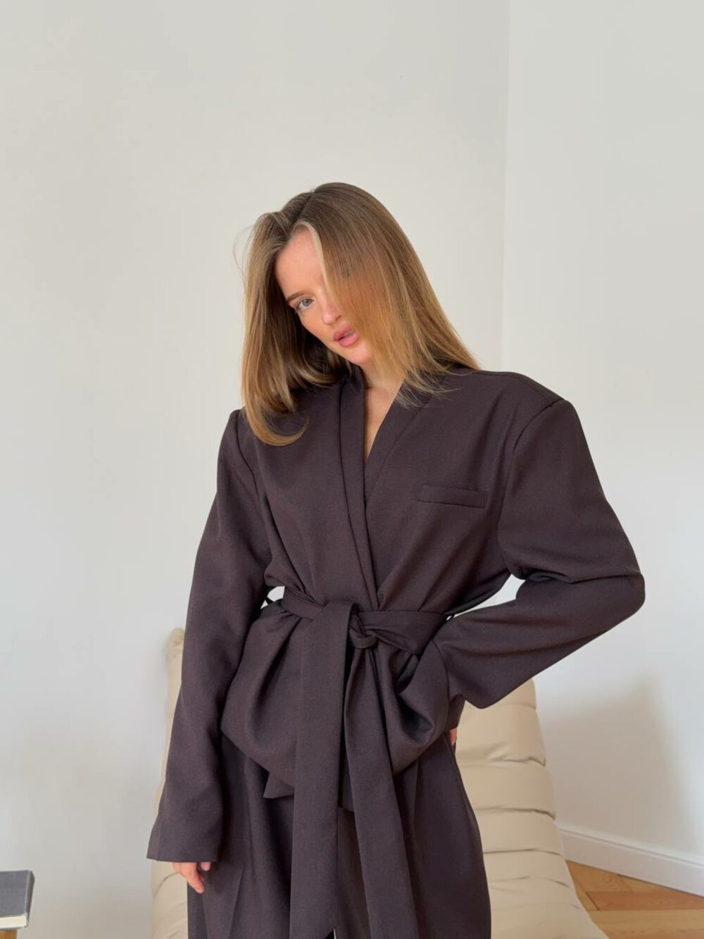 Костюм складається з піджака та штанів, колір шоколад.