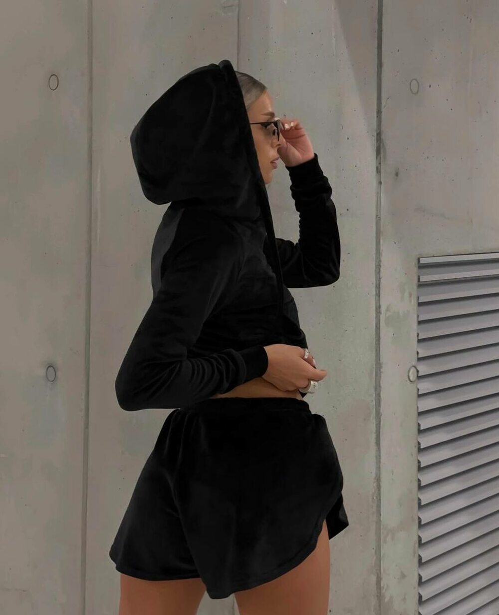 Велюровый костюм состоит из шорт и худи, цвет черный