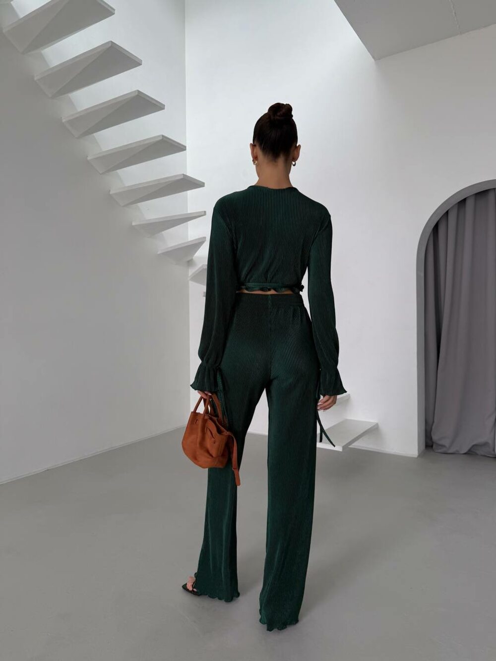 Костюм двойка состоит из брюк и топа на запах, цвет изумруд