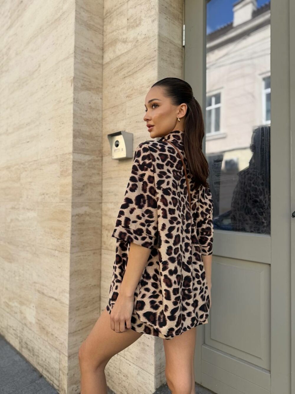Костюм складається з сорочки та шорт, колір леопардовий