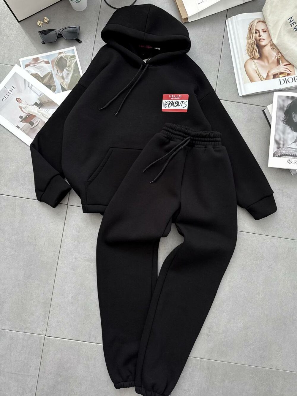 Костюм на флісі складається зі худі з капюшоном і штанів, кольори чорні, принт червоний