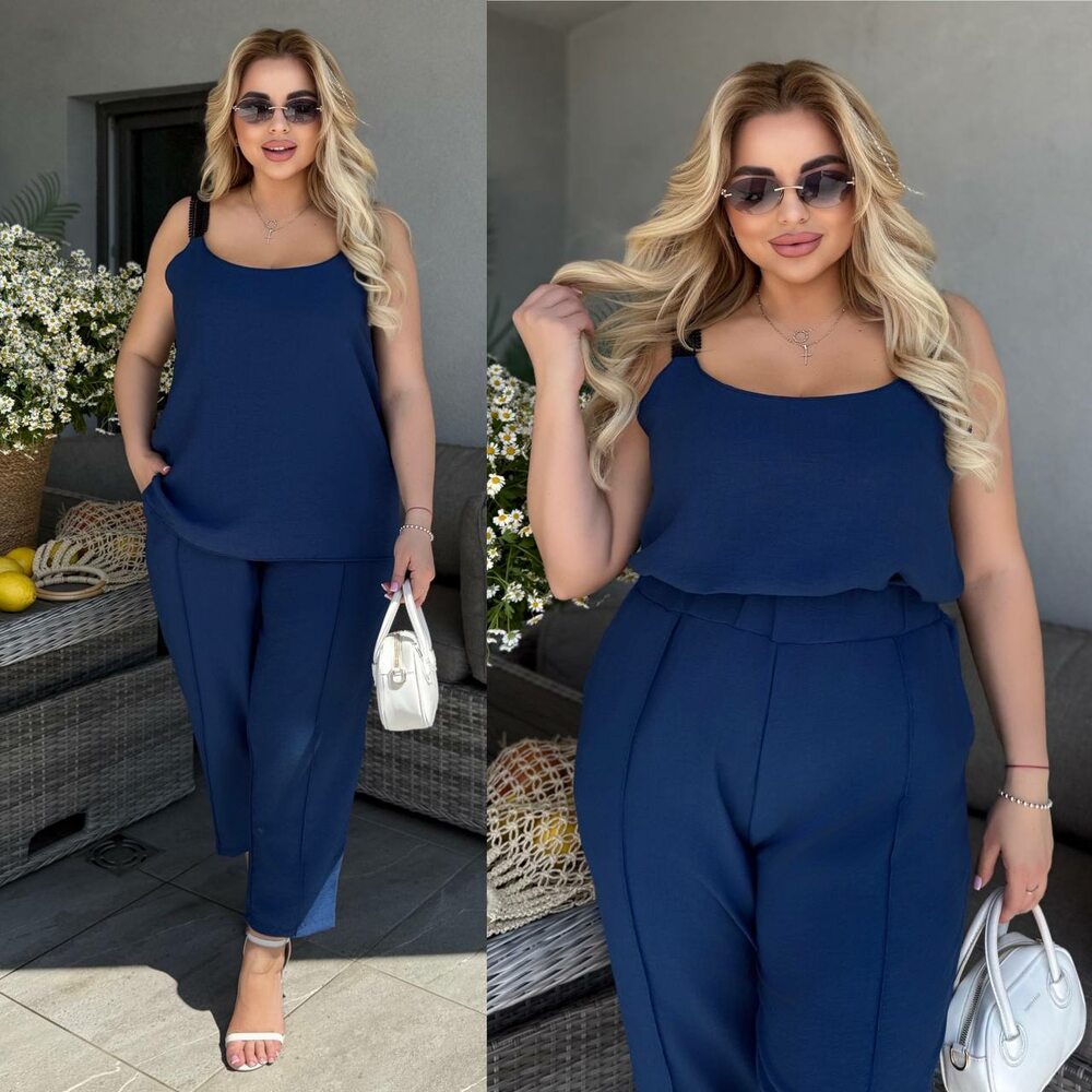 Костюм складається з штанів та кофточки на бретельках, колір синій