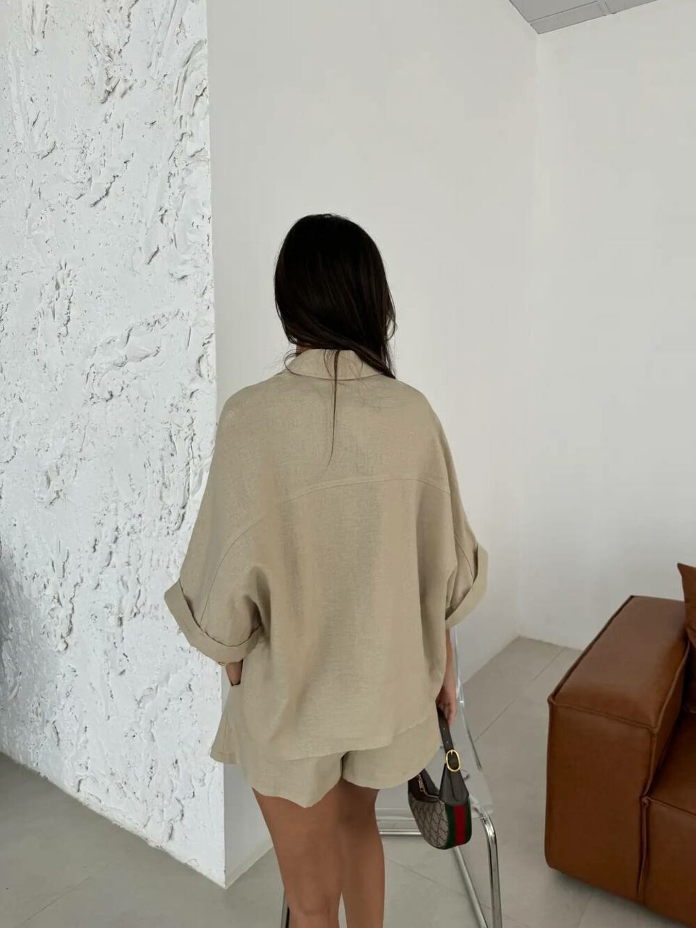 Костюм двійка складається з сорочки та шорт, колір бежевий