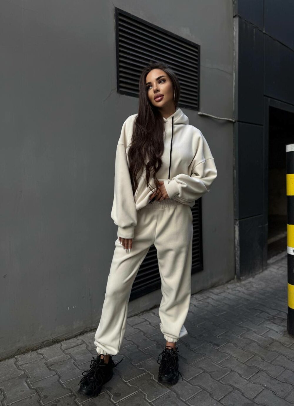 Костюм складається з худі та джогерів, колір молочний
