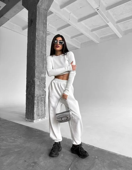 Костюм состоит из джогеров и лонгслива, цвет молочный