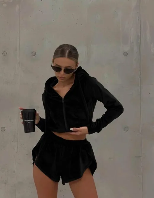 Велюровый костюм состоит из шорт и худи, цвет черный