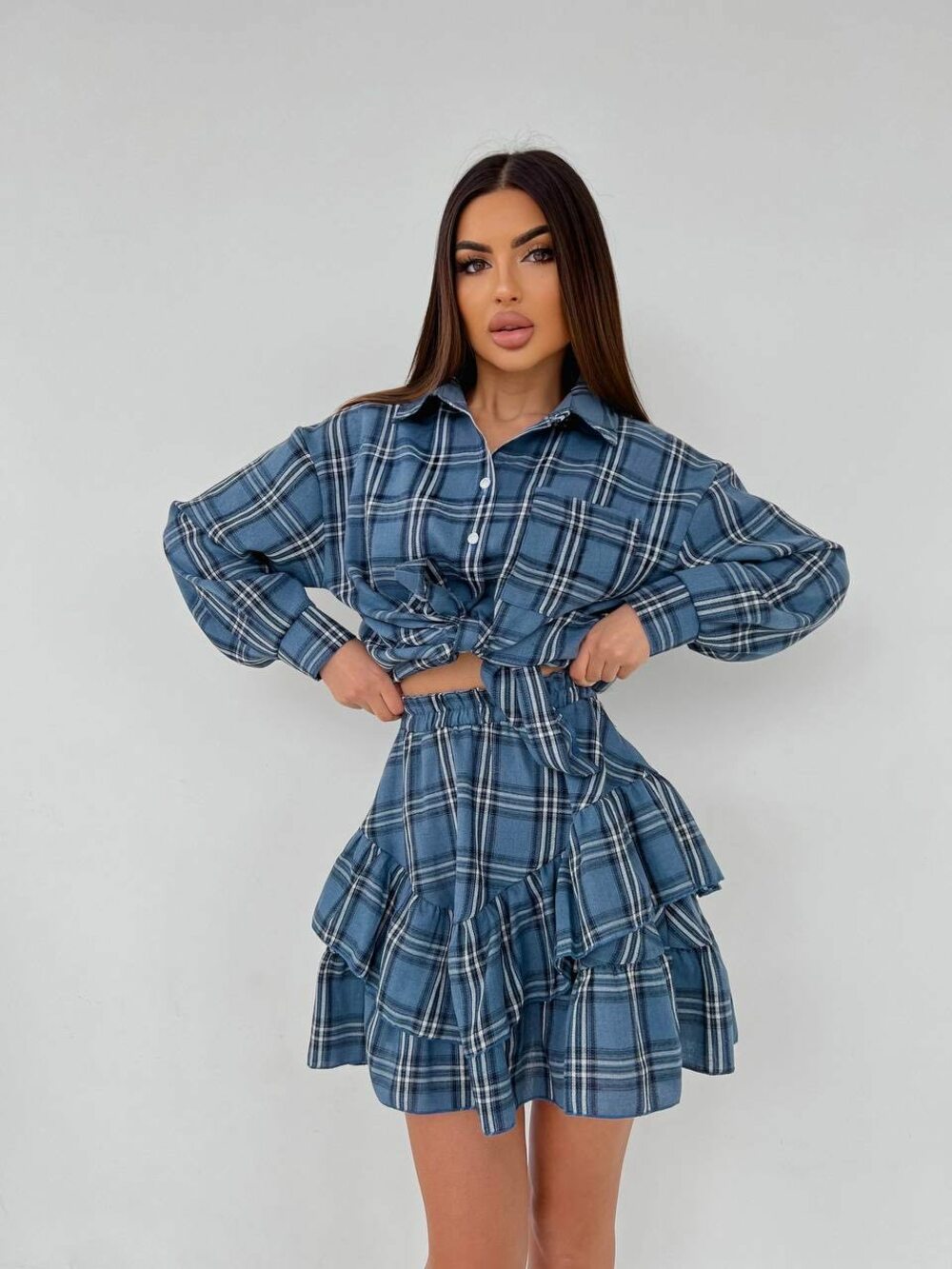 Супер зручний костюм з сорочки та спідниці. Сорочка на гудзиках, збоку накладної кишені. Спідниця з воланами, талія на резинці. Колір блакитний.