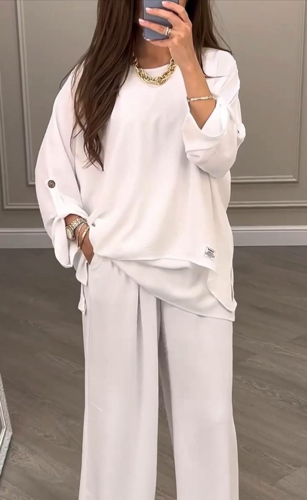 Костюм трійка складається з штанів, туніки та подовженої майки, колір чорний