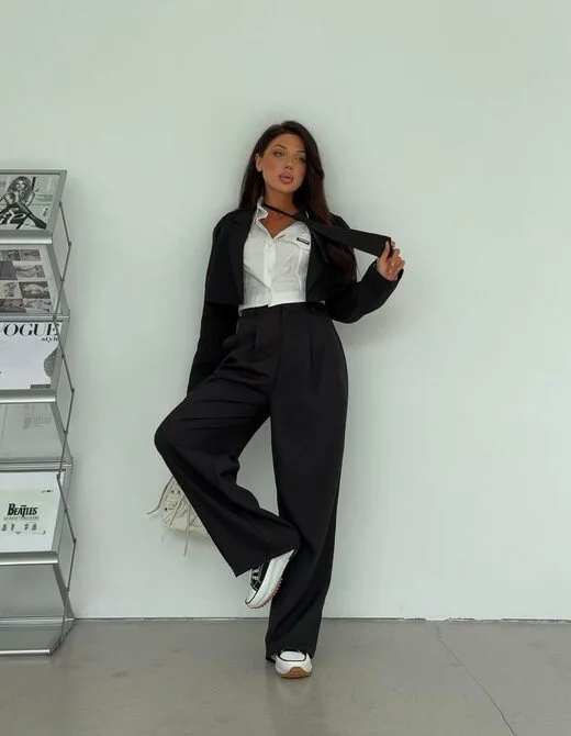 Костюм состоит из брюк палаццо и укороченного пиджака, цвет черный