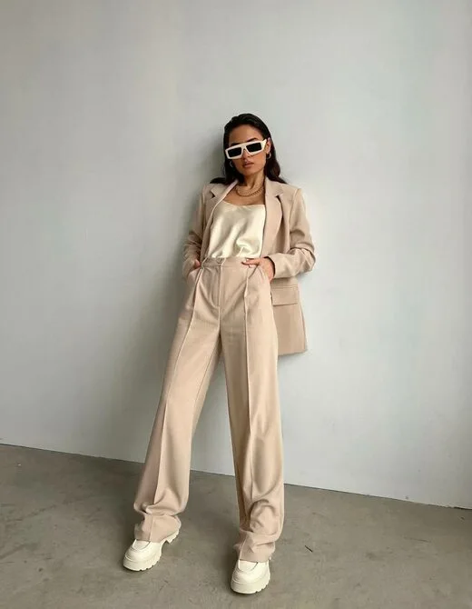 Костюм состоит из брюк палаццо и пиджака, цвет бежевый