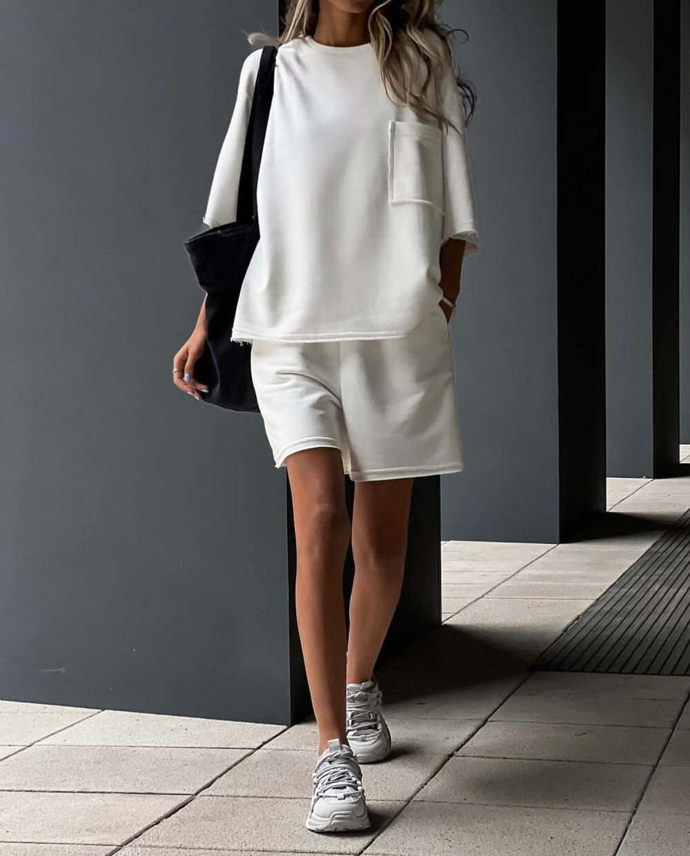 Костюм складається з футболки та шорт, колір молочний