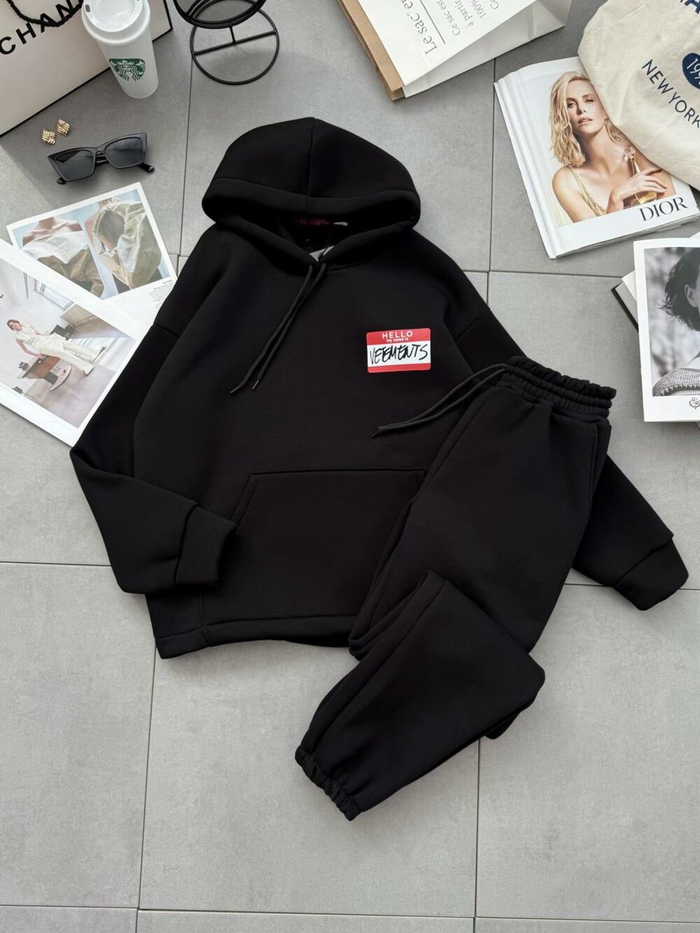 Костюм на флісі складається зі худі з капюшоном і штанів, кольори чорні, принт червоний