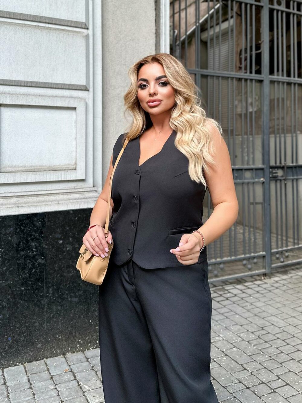 Костюм двійко складається з жилета та штанів, колір чорний