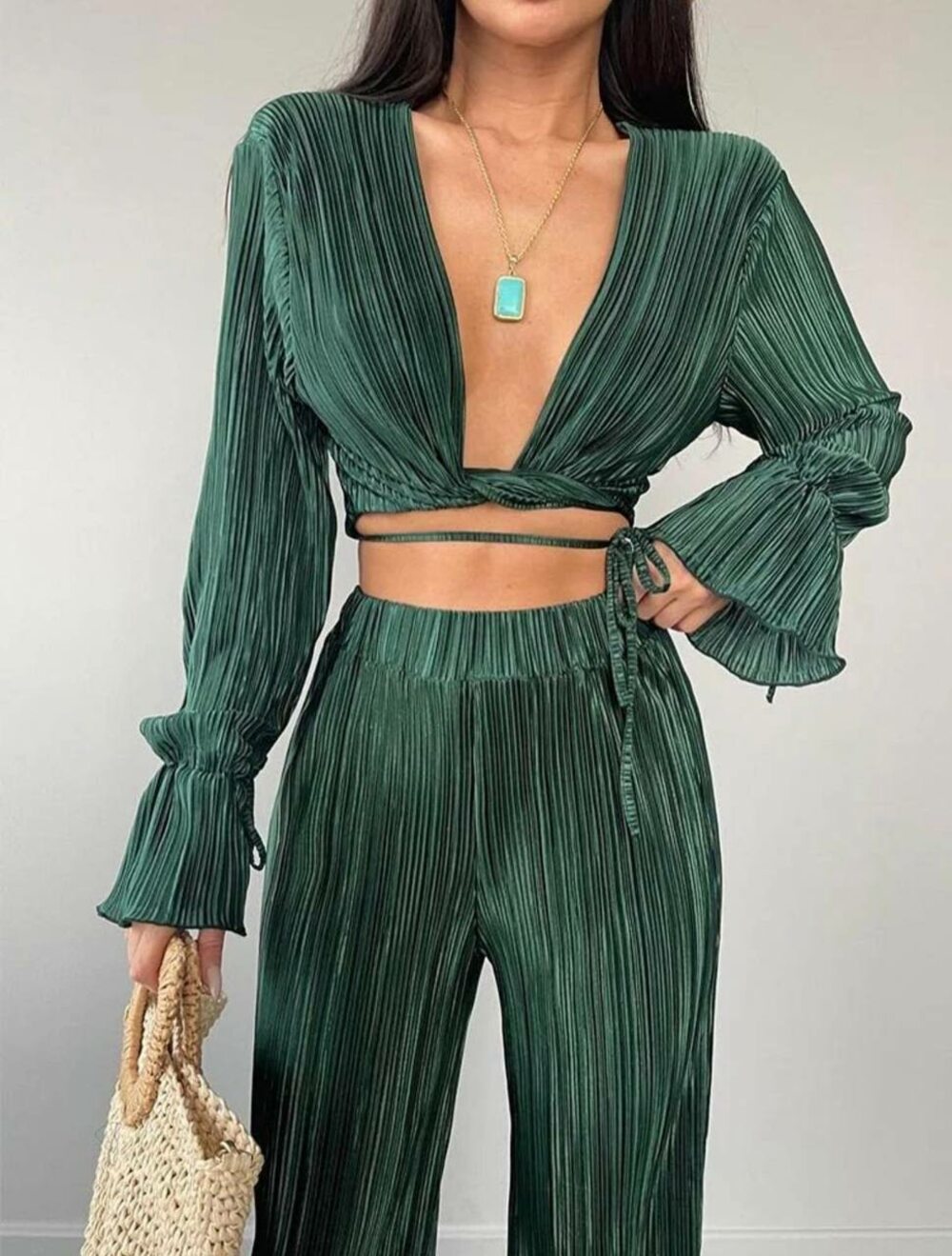 Костюм двойка состоит из брюк и топа на запах, цвет изумруд