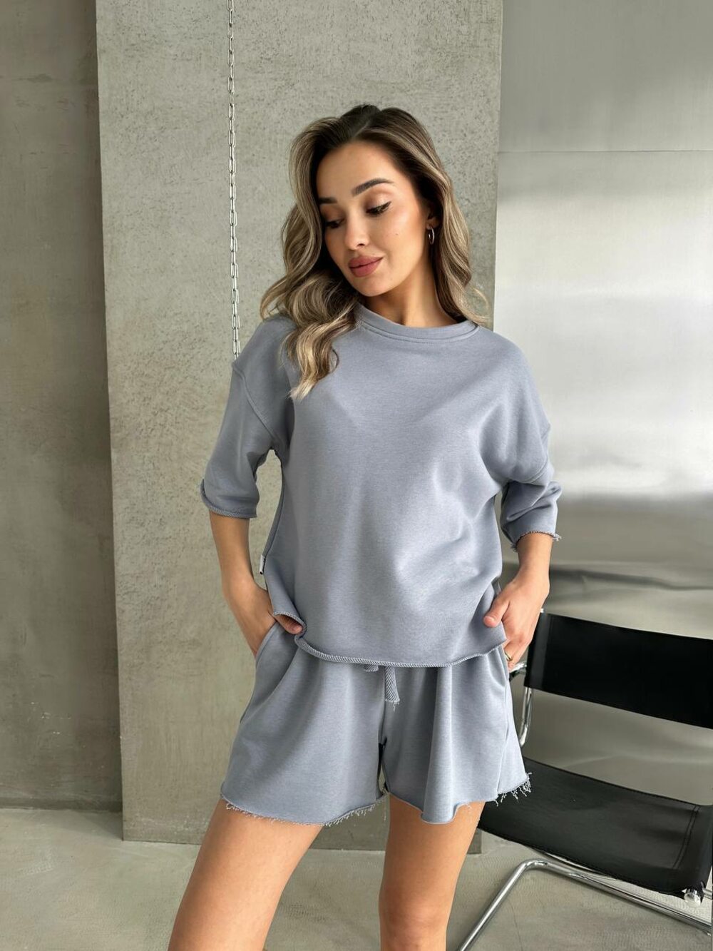Базовий костюм складається з шортів і футболки, колір сірий