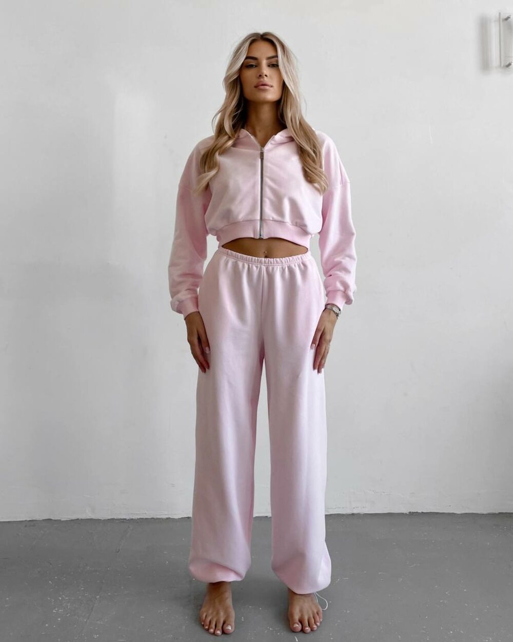 Костюм двійка складається з кофти і штанів, колір барбі