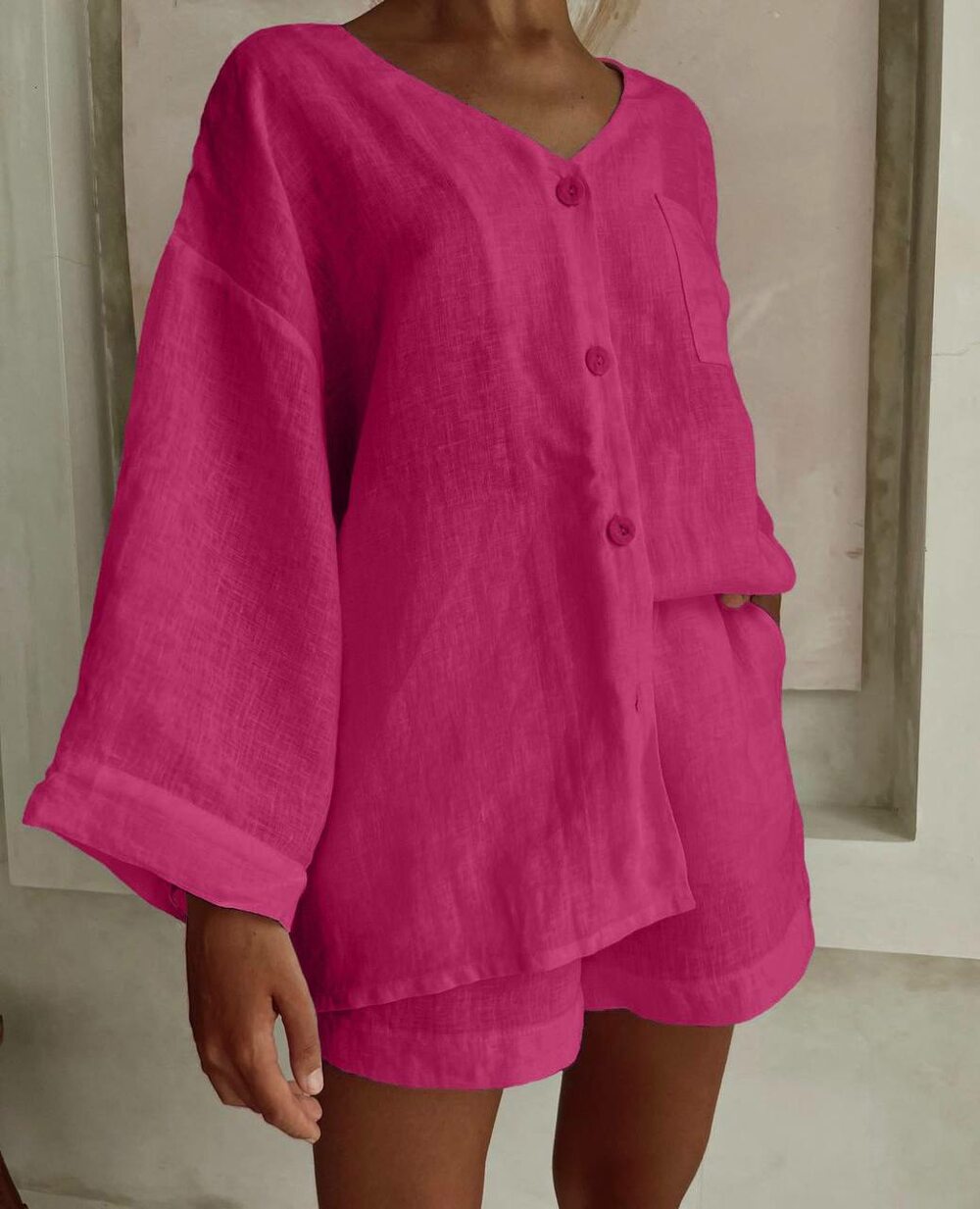 Костюм складається з сорочки та шорт, колір малиновий