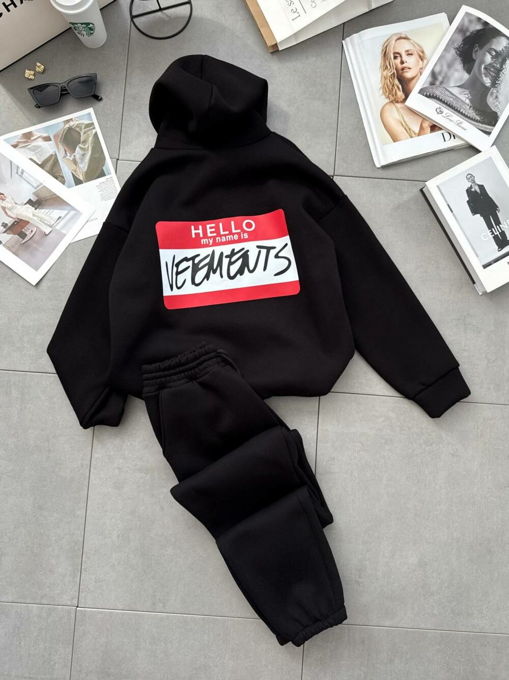 Костюм на флісі складається зі худі з капюшоном і штанів, кольори чорні, принт червоний