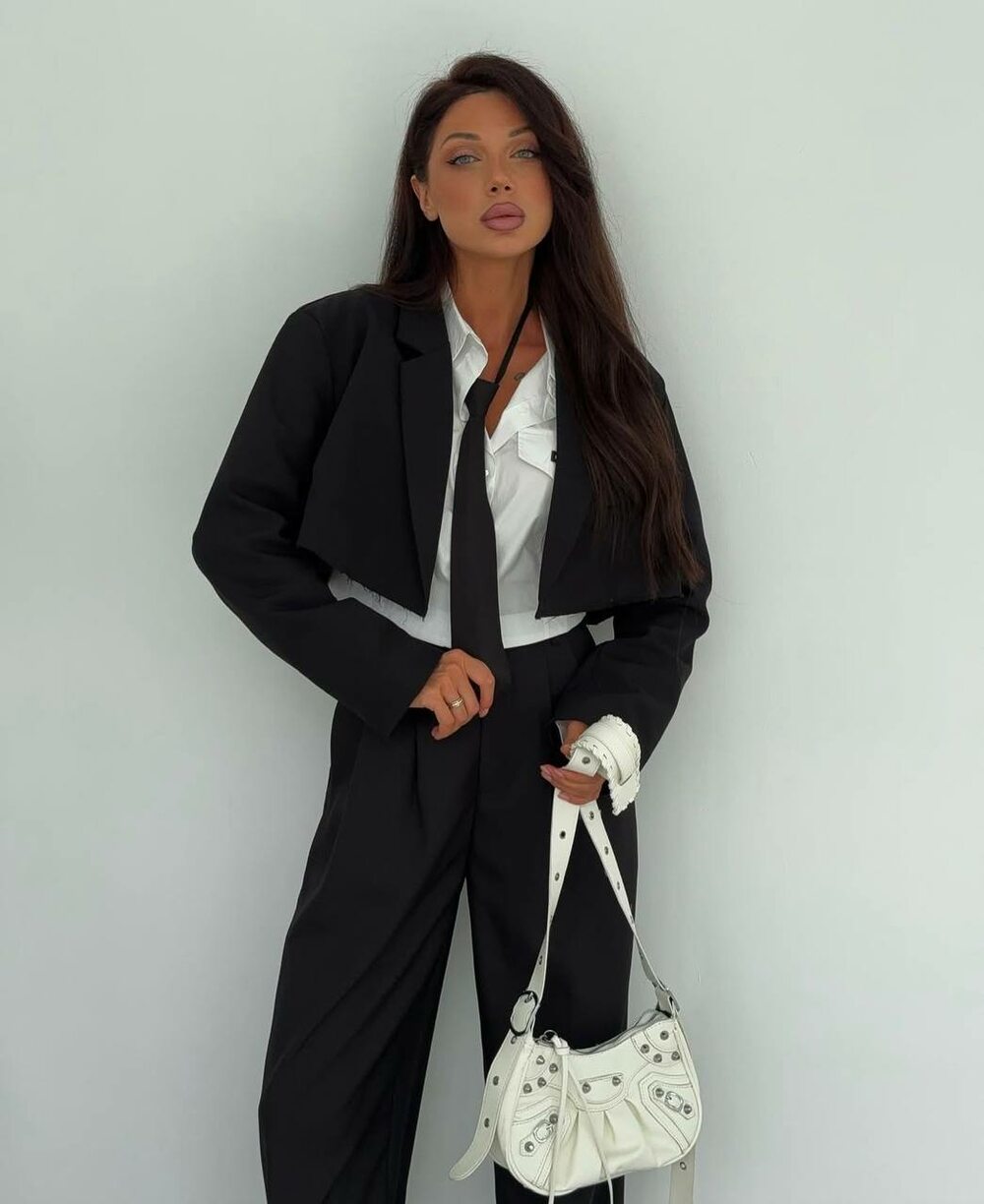 Костюм складається з брюк палаццо та вкороченого піджака, колір чорний