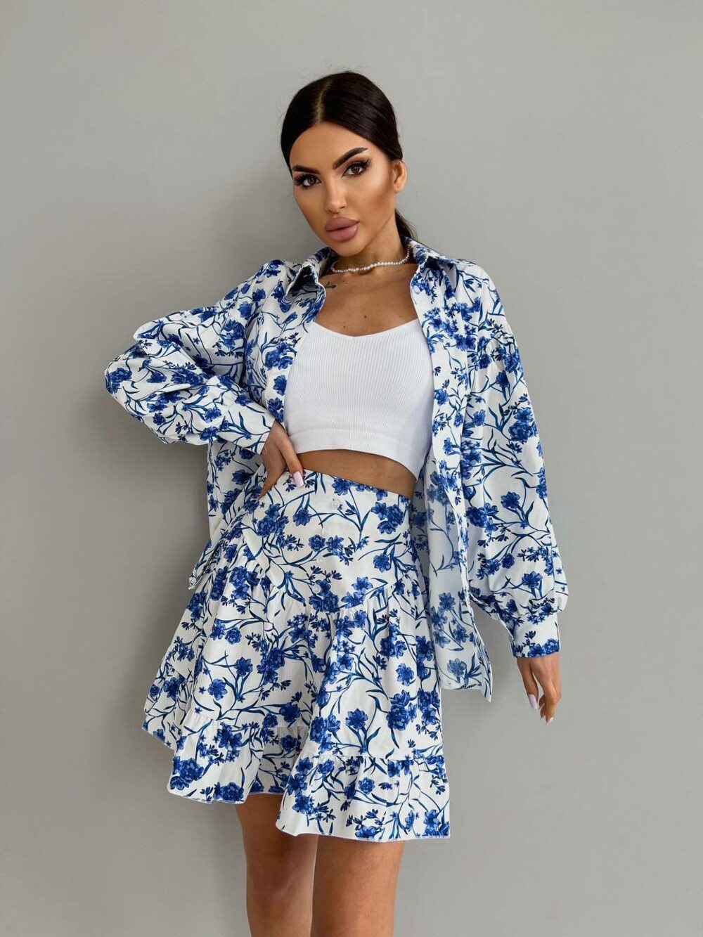 Костюм складається з сорочки та спідниці, колір білий, колір принту синій