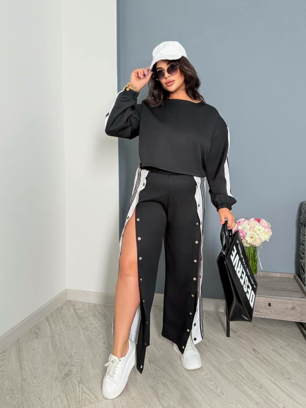 Костюм зі штанів та вкороченої кофти, колір білий