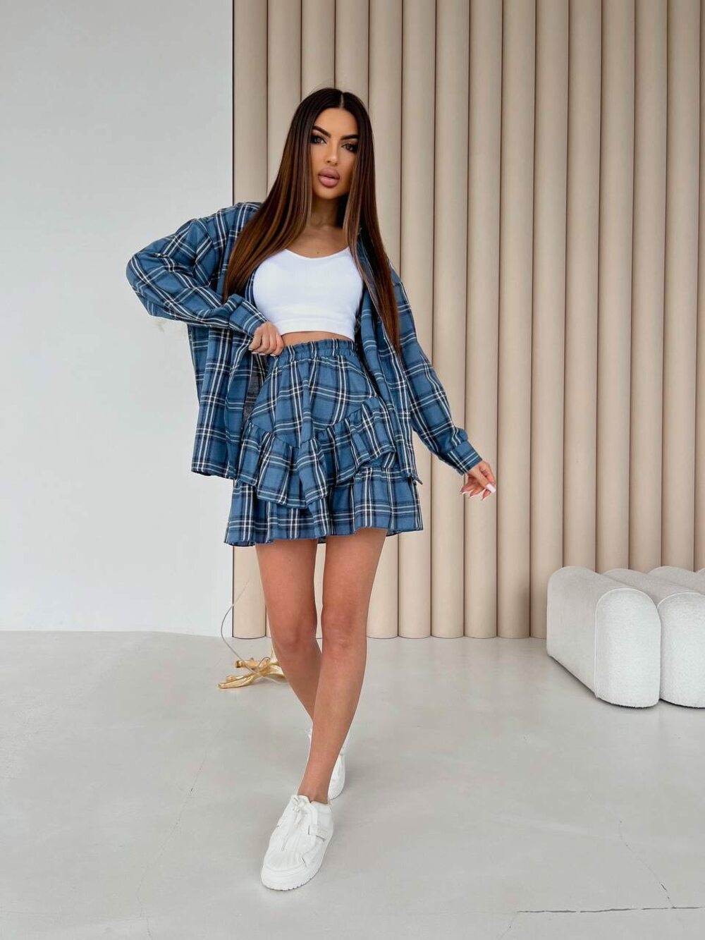 Супер зручний костюм з сорочки та спідниці. Сорочка на гудзиках, збоку накладної кишені. Спідниця з воланами, талія на резинці. Колір блакитний.